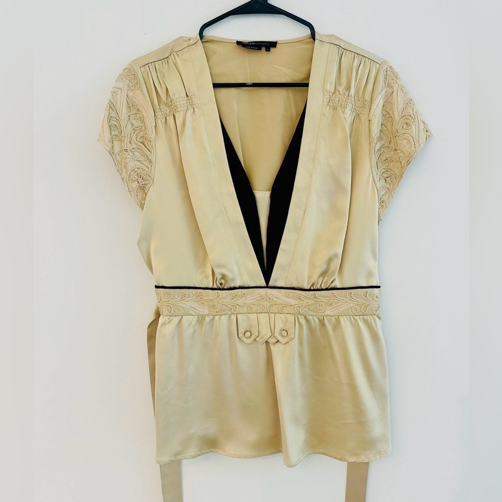 BCBG MAXAZRIA Silk Top.  Size L Gold.